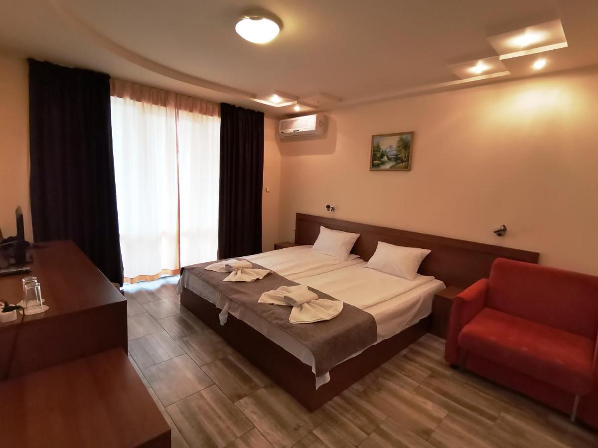 Paris Hotel Балчик Екстериор снимка