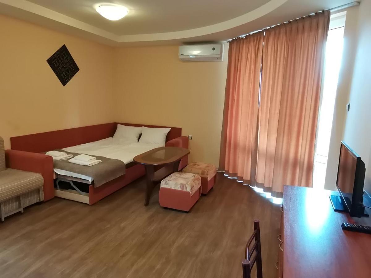 Paris Hotel Балчик Екстериор снимка
