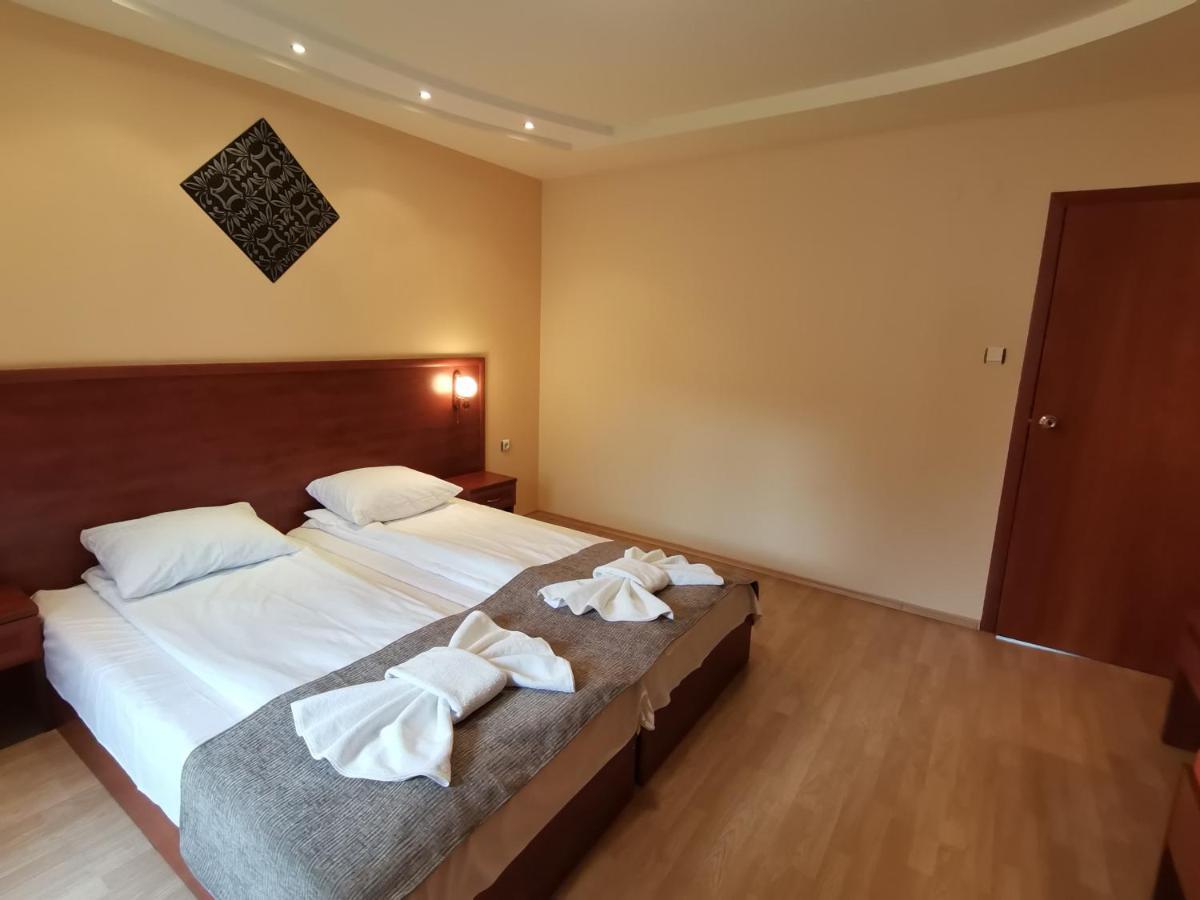 Paris Hotel Балчик Екстериор снимка